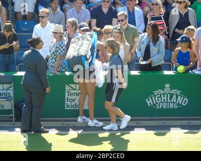 Julia Goerges, d'Allemagne, signant des autographes et ayant pris des photos avec des fans à la nature Valley Classic en 2018, Birmingham, Royaume-Uni. Quarts de finale Banque D'Images