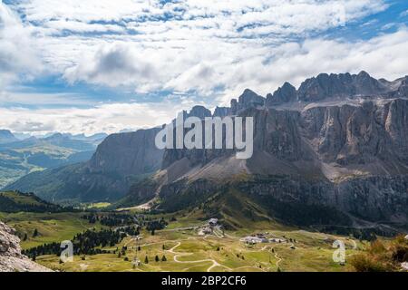 Vue de la montagne CIR au massif de la Sella. Une réserve populaire de randonneurs et grimpeurs en été. Banque D'Images