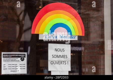 Montréal, CA - 16 mai 2020: CA va bien aller (il va être ok) message et ouvert / Ouvrir le panneau à la porte d'un magasin pendant le pandemy Covid 19 Banque D'Images