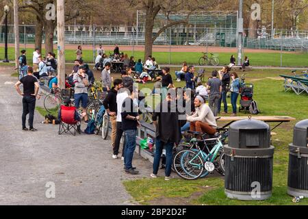 Montréal, CA - 16 mai 2020 : rassemblement de personnes dans le parc Lafontaine pendant une pandémie de coronavirus Banque D'Images