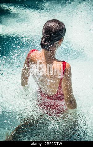 Femme dans la piscine spa. Banque D'Images