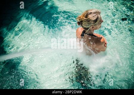 Femme dans la piscine spa. Banque D'Images