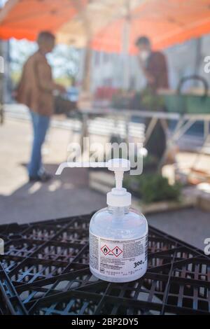 Marché local autorisé pendant l'épidémie de 2019 nCoV, gel hydroalcoolique mis à disposition au centre du marché, Dordogne, France. Banque D'Images