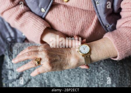 Femme regardant sa montre. Banque D'Images