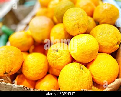 Pile d'oranges sur une table Banque D'Images