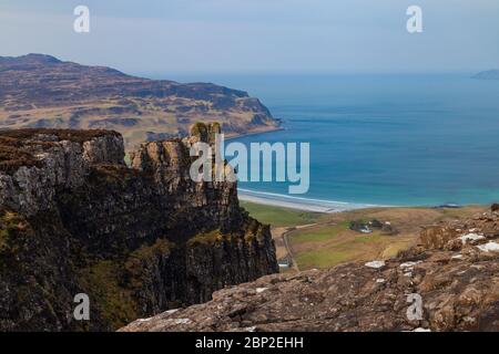 Sgorr an Fharaidh est la colline au-dessus de Cleadale sur Eigg et a un affleurement rocheux appelé le doigt de Dieu. Banque D'Images