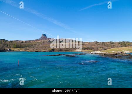 L'île d'Eigg et l'imposante Ann Sgurr vus du ferry arrivant au port. Banque D'Images