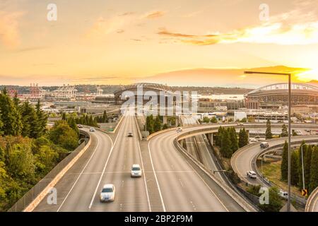 Les lignes de ciel de Seattle et les autoroutes inter-États convergent avec Elliott Bay et le fond du front de mer de en temps de coucher du soleil, Seattle, Washington State, USA. Banque D'Images