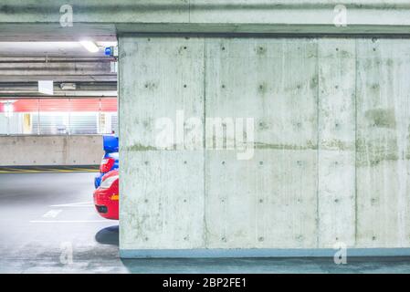 Scène de vide ciment parking garage intérieur dans le centre commercial. Banque D'Images