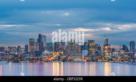 Vue panoramique sur Seattle dans la nuit avec reflet de l'eau, Seattle, Washington, USA. Banque D'Images