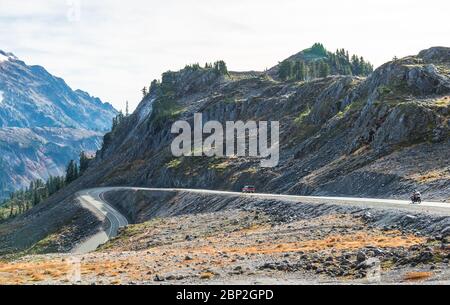 vue panoramique sur la route asphaltée courbe et pente sur la montagne le jour de la saison estivale. Banque D'Images