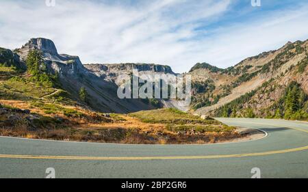 vue panoramique sur la route asphaltée courbe et pente sur la montagne le jour de la saison estivale. Banque D'Images