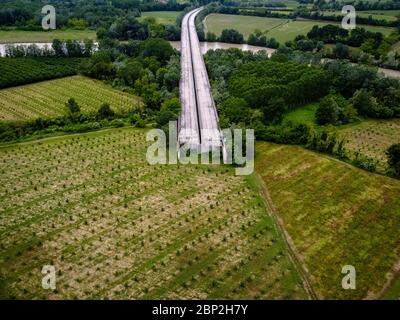 Cherasco, Italie. 17 mai 2020. CHERASCO, ITALIE - 17 mai 2020: (NOTE DE LA RÉDACTION: Image a été créée avec un drone.) Vue générale montre une section de l'autoroute A33 (Asti-Cuneo). L'A33 est une autoroute italienne qui reliera Asti à Cuneo, elle est actuellement en construction. (Photo de Nicolò Campo/Sipa USA) crédit: SIPA USA/Alay Live News Banque D'Images