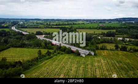 Cherasco, Italie. 17 mai 2020. CHERASCO, ITALIE - 17 mai 2020: (NOTE DE LA RÉDACTION: Image a été créée avec un drone.) Vue générale montre une section de l'autoroute A33 (Asti-Cuneo). L'A33 est une autoroute italienne qui reliera Asti à Cuneo, elle est actuellement en construction. (Photo de Nicolò Campo/Sipa USA) crédit: SIPA USA/Alay Live News Banque D'Images