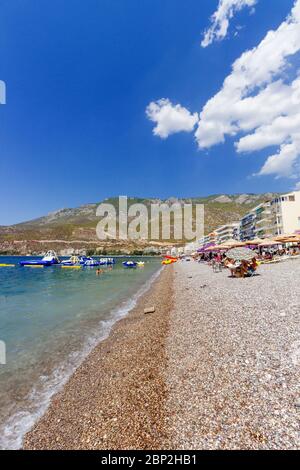 La plage publique de Loutraki, dans la région de Corinthe, Péloponnèse, Grèce, Europe. Banque D'Images