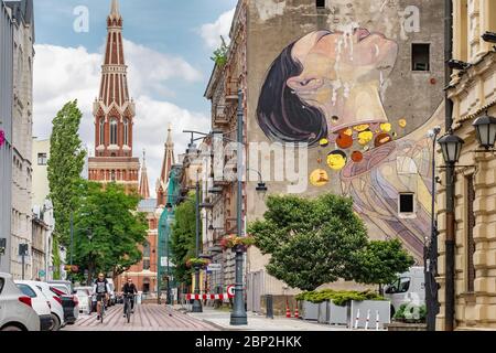 Lodz, Pologne - 7 juillet 2019 : peintures murales géantes sur les murs de la rue à Lodz, Pologne. Banque D'Images