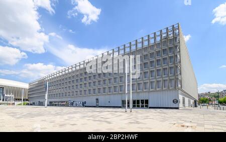 Cluj-Napoca, Roumanie - 9 mai 2020: Le hall polyvalent aussi connu sous le nom de salle polyvalente et de la Sala Polivalent[ dans la ville transylvanienne de Cluj- Banque D'Images