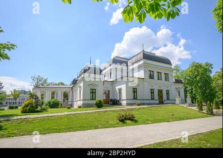 Façade arrière du casino baroque historique dans le parc central de Cluj-Napoca dans la région de Transylvanie en Roumanie le festival de musique incalculable est en cours Banque D'Images