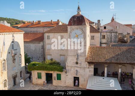 Trogir, Croatie - 8 septembre 2019 : vue sur la place de la vieille ville de Trogir et la tour de l'horloge Banque D'Images