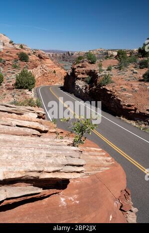 La pittoresque autoroute 12 serpentant à travers le monument national Grand Staircase Escalante dans l'Utah Banque D'Images