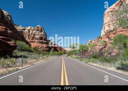 La pittoresque autoroute 12 serpentant à travers le monument national Grand Staircase Escalante dans l'Utah Banque D'Images