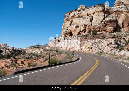 La pittoresque autoroute 12 serpentant à travers le monument national Grand Staircase Escalante dans l'Utah Banque D'Images