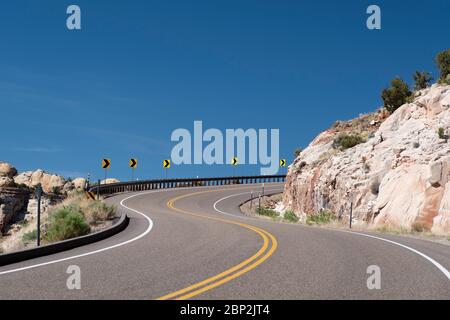 La pittoresque autoroute 12 serpentant à travers le monument national Grand Staircase Escalante dans l'Utah Banque D'Images