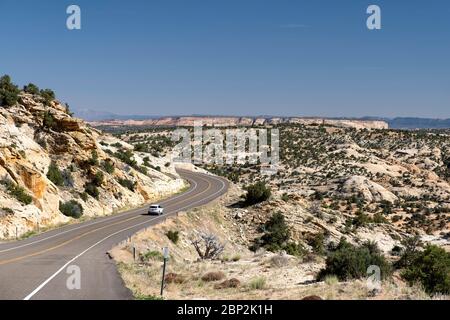 La pittoresque autoroute 12 serpentant à travers le monument national Grand Staircase Escalante dans l'Utah Banque D'Images