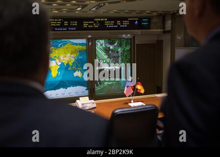 Expedition 56 Soyuz les invités d'amarrage regardent une vue en direct de la Station spatiale internationale, comme vu par des caméras à bord de l'engin spatial avec les membres d'équipage de l'expédition 56-57 Serena Auñón-Chancelier de la NASA, Sergey Prokopyev de Roscosmos, Et Alexander Gerst de l'ESA (Agence spatiale européenne), sur les écrans du Centre de contrôle de mission de Moscou, alors que l'engin spatial approche pour l'amarrage, vendredi 8 juin 2018 à Korolev, Russie. Le satellite Soyouz MS-09 transportant Auñón-Chancellor, Prokopyev et Gerst a amarré à 9:01am HAE (4:01pm heure de Moscou) au module Rassvet de la Station spatiale internationale pour rejoindre Exped Banque D'Images