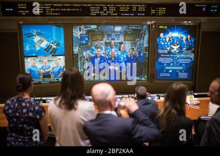 Expédition 56 Soyuz Docking expédition 56 les ingénieurs de vol Sergey Prokopyev de Roscosmos, en bas à gauche, Alexander Gerst de l'ESA (Agence spatiale européenne), en bas à gauche, et Serena Auñón-Chancellor de la NASA, en bas à droite, sont vus avec l'ingénieur de vol Oleg Artemyev de Roscosmos, en haut à gauche, le commandant Drew Feustel de la NASA, en haut à droite, en haut à gauche, au Et l'ingénieur de vol Ricky Arnold, de la NASA, en haut à droite, est vu sur un moniteur vidéo alors qu'ils parlent à la famille et aux amis au Centre de contrôle de la mission de Moscou à Korolev, en Russie quelques heures après que le Soyouz MS-09 a amarré à la Station spatiale internationale le vendredi 8 juin 201 Banque D'Images