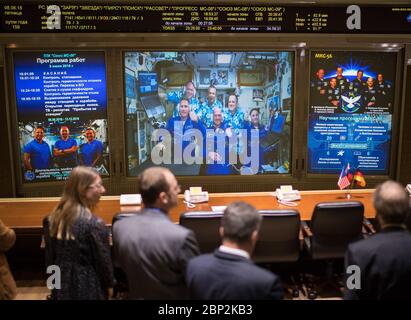 Expédition 56 Soyuz Docking expédition 56 les ingénieurs de vol Sergey Prokopyev de Roscosmos, en bas à gauche, Alexander Gerst de l'ESA (Agence spatiale européenne), en bas à gauche, et Serena Auñón-Chancellor de la NASA, en bas à droite, sont vus avec l'ingénieur de vol Oleg Artemyev de Roscosmos, en haut à gauche, le commandant Drew Feustel de la NASA, en haut à droite, en haut à gauche, au Et l'ingénieur de vol Ricky Arnold, de la NASA, en haut à droite, est vu sur un moniteur vidéo alors qu'ils parlent à la famille et aux amis au Centre de contrôle de la mission de Moscou à Korolev, en Russie quelques heures après que le Soyouz MS-09 a amarré à la Station spatiale internationale le vendredi 8 juin 201 Banque D'Images