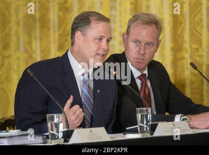 Réunion du Conseil national de l'espace Jim Bridenstine, administrateur de la NASA, s'exprime lors d'une réunion du Conseil national de l'espace dans la salle est de la Maison Blanche, le lundi 18 juin 2018, à Washington. Présidé par le vice-président, le rôle du conseil est de conseiller le président en ce qui concerne la politique et la stratégie spatiales nationales et de revoir les objectifs à long terme du pays en matière d'activités spatiales. Banque D'Images