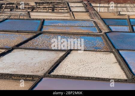 Playa de Janubio, derrière laquelle se trouvent Las Salinas de Janubio, salées d'où le sel de mer est extrait, à Lanzarote, aux îles Canaries, en Espagne Banque D'Images