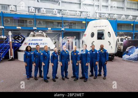 Proggram de l'équipage commercial (jsc2018e067947) neuf astronautes américains sélectionnés pour des missions commerciales se sont rassemblés au Johnson Space Center de la NASA à Houston, au Texas, le 2 août 2018, avant l'annonce du 3 août. De gauche à droite, les astronautes de la NASA Simi Williams, Josh Cassada, Eric BoE, Nicole Mann, l'astronaute de Boeing Chris Ferguson, les astronautes de la NASA Doug Hurley, Bob Behnken, Mike Hopkins et Victor Glover ont été affectés aux premiers vols d'essai et aux missions opérationnelles du Boeing CST-100 Starliner et du SpaceX Crew Dragon. Banque D'Images