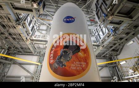 Parker Solar Probe Prelaunch le carénage de charge utile de fusée lourde de l'United Launch Alliance Delta IV est vu avec les emblèmes de la NASA et de Parker Solar Probe, le mercredi 8 août 2018 au Launch Complex 37, à la station aérienne de Cape Canaveral, en Floride. Parker Solar Probe traversera l’atmosphère du Soleil, plus près de la surface que tout vaisseau spatial avant lui. Banque D'Images