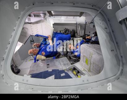 Programme d'équipage commercial astronautes de la NASA Eric BoE, premier plan à gauche, Nicole Mann, premier plan à droite, et Chris Ferguson, astronaute de Boeing, en arrière-plan, posent pour une photographie à l'intérieur du Boeing Mockup Trainer au Johnson Space Center de la NASA à Houston, Texas, le 2 août 2018, en prévision de l'annonce des affectations de vols d'équipage commercial le 3 août. Les trois ont été affectés au lancement à bord du CST-100 Starliner de Boeing pour le test de vol à bord de l’équipage de la compagnie, prévu pour le milieu de 2019, en partenariat avec le programme commercial Crew de la NASA. Banque D'Images