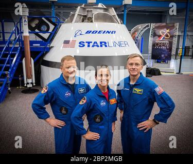 Programme des équipages commerciaux (jsc2018e067950) des astronautes de la NASA Eric BoE et Nicole Mann, ainsi que l'astronaute de Boeing Chris Ferguson, se sont rassemblés devant le Boeing Mockup Trainer au Johnson Space Center de la NASA à Houston, Texas, le 2 août 2018, en prévision de l'annonce des affectations de vols des équipages commerciaux le 3 août. Les trois ont été affectés au lancement à bord du CST-100 Starliner de Boeing pour le test de vol à bord de l’équipage de la compagnie, prévu pour le milieu de 2019, en partenariat avec le programme commercial Crew de la NASA. Banque D'Images