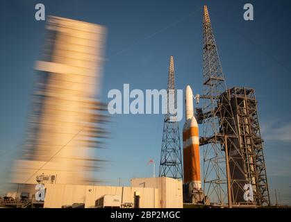 Parker Solar Probe Prelaunch cette photo à longue exposition montre que la tour de service mobile est en train d'être redéployée pour révéler la fusée lourde Delta IV de United Launch Alliance avec la sonde solaire Parker à bord, le vendredi 10 août 2018, Launch Complex 37 à la station de l'aviation de Cape Canaveral en Floride. Parker Solar Probe est la première mission de l’humanité dans une partie de l’atmosphère du Soleil appelée la couronne. Ici, il explorera directement les processus solaires qui sont essentiels pour comprendre et prévoir les événements météorologiques spatiaux qui peuvent avoir un impact sur la vie sur la Terre. Banque D'Images