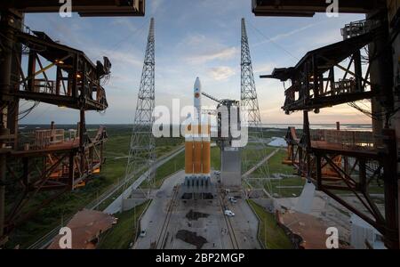 Parker Solar Probe Prelaunch la fusée lourde Delta IV de United Launch Alliance avec la sonde solaire Parker à bord est vu peu après le retour de la tour de service mobile, vendredi 10 août 2018, lancer le complexe 37 à la station de l'aviation de Cape Canaveral en Floride. Parker Solar Probe est la première mission de l’humanité dans une partie de l’atmosphère du Soleil appelée la couronne. Ici, il explorera directement les processus solaires qui sont essentiels pour comprendre et prévoir les événements météorologiques spatiaux qui peuvent avoir un impact sur la vie sur la Terre. Banque D'Images