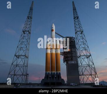 Parker Solar Probe Prelaunch la fusée lourde Delta IV de United Launch Alliance avec la sonde solaire Parker à bord est vu peu après le retour de la tour de service mobile, vendredi 10 août 2018, lancer le complexe 37 à la station de l'aviation de Cape Canaveral en Floride. Parker Solar Probe est la première mission de l’humanité dans une partie de l’atmosphère du Soleil appelée la couronne. Ici, il explorera directement les processus solaires qui sont essentiels pour comprendre et prévoir les événements météorologiques spatiaux qui peuvent avoir un impact sur la vie sur la Terre. Banque D'Images