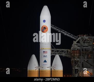 Parker Solar Probe Prelaunch la tour de service mobile est annulée pour révéler la fusée lourde Delta IV United Launch Alliance avec la sonde solaire Parker à bord, samedi, 11 août 2018, Launch Complex 37 à la station de l'aviation de Cape Canaveral en Floride. Parker Solar Probe est la première mission de l’humanité dans une partie de l’atmosphère du Soleil appelée la couronne. Ici, il explorera directement les processus solaires qui sont essentiels pour comprendre et prévoir les événements météorologiques spatiaux qui peuvent avoir un impact sur la vie sur la Terre. Banque D'Images