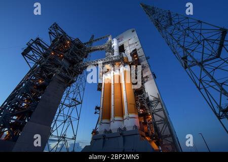 Parker Solar Probe Prelaunch la tour de service mobile est annulée pour révéler la fusée lourde Delta IV United Launch Alliance avec la sonde solaire Parker à bord, samedi, 11 août 2018, Launch Complex 37 à la station de l'aviation de Cape Canaveral en Floride. Parker Solar Probe est la première mission de l’humanité dans une partie de l’atmosphère du Soleil appelée la couronne. Ici, il explorera directement les processus solaires qui sont essentiels pour comprendre et prévoir les événements météorologiques spatiaux qui peuvent avoir un impact sur la vie sur la Terre. Banque D'Images