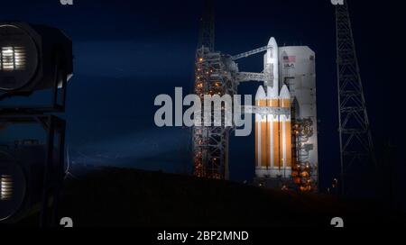 Parker Solar Probe Prelaunch la fusée lourde Delta IV de United Launch Alliance avec la sonde solaire Parker à bord est vu peu après le retour de la tour de service mobile, vendredi 10 août 2018, lancer le complexe 37 à la station de l'aviation de Cape Canaveral en Floride. Parker Solar Probe est la première mission de l’humanité dans une partie de l’atmosphère du Soleil appelée la couronne. Ici, il explorera directement les processus solaires qui sont essentiels pour comprendre et prévoir les événements météorologiques spatiaux qui peuvent avoir un impact sur la vie sur la Terre. Banque D'Images