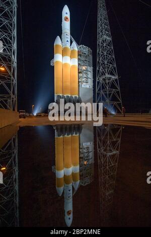 Parker Solar Probe Prelaunch la tour de service mobile est annulée pour révéler la fusée lourde Delta IV United Launch Alliance avec la sonde solaire Parker à bord, samedi, 11 août 2018, Launch Complex 37 à la station de l'aviation de Cape Canaveral en Floride. Parker Solar Probe est la première mission de l’humanité dans une partie de l’atmosphère du Soleil appelée la couronne. Ici, il explorera directement les processus solaires qui sont essentiels pour comprendre et prévoir les événements météorologiques spatiaux qui peuvent avoir un impact sur la vie sur la Terre. Banque D'Images