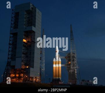 Parker Solar Probe Prelaunch la fusée lourde Delta IV de United Launch Alliance avec la sonde solaire Parker à bord est vu peu après le retour de la tour de service mobile, vendredi 10 août 2018, lancer le complexe 37 à la station de l'aviation de Cape Canaveral en Floride. Parker Solar Probe est la première mission de l’humanité dans une partie de l’atmosphère du Soleil appelée la couronne. Ici, il explorera directement les processus solaires qui sont essentiels pour comprendre et prévoir les événements météorologiques spatiaux qui peuvent avoir un impact sur la vie sur la Terre. Banque D'Images