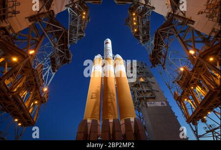 Parker Solar Probe Prelaunch la tour de service mobile est annulée pour révéler la fusée lourde Delta IV United Launch Alliance avec la sonde solaire Parker à bord, samedi, 11 août 2018, Launch Complex 37 à la station de l'aviation de Cape Canaveral en Floride. Parker Solar Probe est la première mission de l’humanité dans une partie de l’atmosphère du Soleil appelée la couronne. Ici, il explorera directement les processus solaires qui sont essentiels pour comprendre et prévoir les événements météorologiques spatiaux qui peuvent avoir un impact sur la vie sur la Terre. Banque D'Images