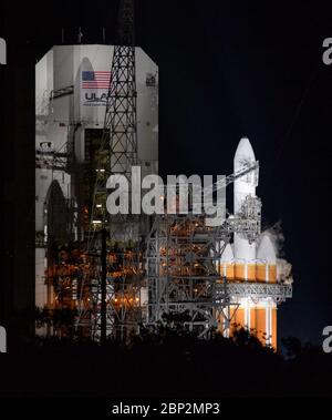 Parker Solar Probe Prelaunch la fusée lourde Delta IV de United Launch Alliance avec la sonde solaire Parker à bord est vu des moments avant le lancement, dimanche 12 août 2018, Launch Complex 37 à la station de l'aviation de Cape Canaveral en Floride. Parker Solar Probe est la première mission de l’humanité dans une partie de l’atmosphère du Soleil appelée la couronne. Ici, il explorera directement les processus solaires qui sont essentiels pour comprendre et prévoir les événements météorologiques spatiaux qui peuvent avoir un impact sur la vie sur la Terre. Banque D'Images