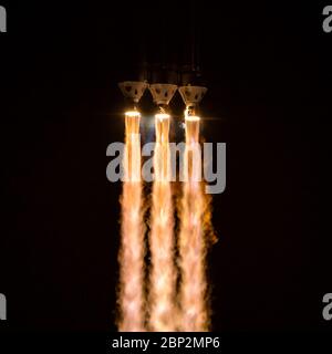 Lancement de Parker Solar Probe la fusée forte Delta IV United Launch Alliance lance Parker Solar Probe à la NASA, dimanche 12 août 2018, à partir du Launch Complex 37 à la station aérienne de Cape Canaveral, en Floride. Parker Solar Probe est la première mission de l’humanité dans une partie de l’atmosphère du Soleil appelée la couronne. Ici, il explorera directement les processus solaires qui sont essentiels pour comprendre et prévoir les événements météorologiques spatiaux qui peuvent avoir un impact sur la vie sur la Terre. Banque D'Images