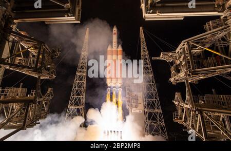 La sonde Parker Solar Probe de la NASA est lancée au sommet d'une fusée lourde Delta IV de l'United Launch Alliance depuis le Launch Complex 37 à la station aérienne de Cape Canaveral, en Floride, le 12 août 2018, pour explorer la couronne et les processus solaires du Soleil. Banque D'Images