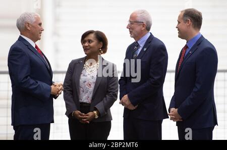 Le vice-président Pence visite le vice-président du Johnson Space Center, Mike Pence, à gauche, parle avec le directeur adjoint du Johnson Space Center de la NASA, Vanessa Wyche, deuxième de gauche, directeur du Johnson Space Center de la NASA, Mark Geyer, deuxième de droite, Et l'administrateur de la NASA, Jim Bridenstine, à droite, lors d'une visite du laboratoire de flottabilité neutre au Johnson Space Center de la NASA, le jeudi 23 août 2018 à Houston, Texas. Banque D'Images